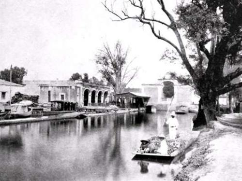 El puente y la Garita de la Viga en 1902. Fotografía: Joseph Warton.